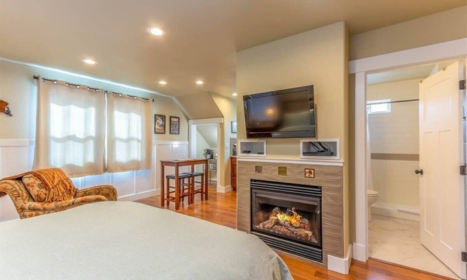 River West House | Studio, walking distance to downtown and Old Mill!