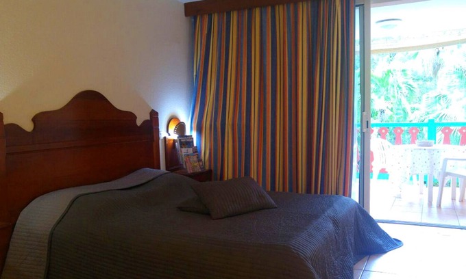 Sainte-Anne Apartment | Studio with balcony close to the beach