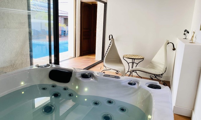 La Crau Apartment | Studio with pool view