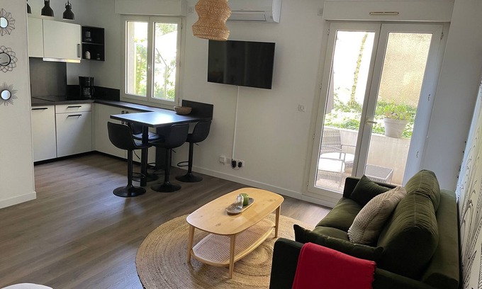 Villette Gare Apartment | Studio with private outdoor living in Part Dieu
