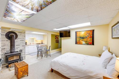 Libby Apartment | Studio with Shared Hot Tub Walk to Happys Inn
