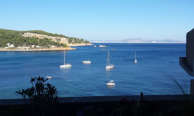Carry-le-Rouet Apartment | studio with stunning views of the sea and marseille bay