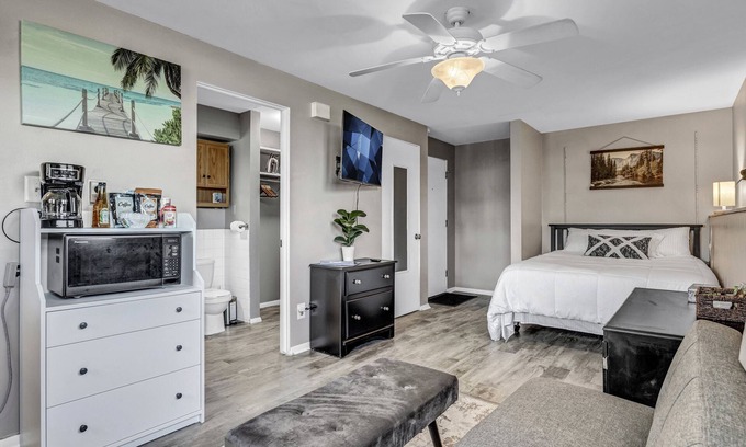 Aurora Apartment | Studio1120F/BigTV/PKG/near Chicago Outlet Mall/Downtown Aurora/Hollywood Casino