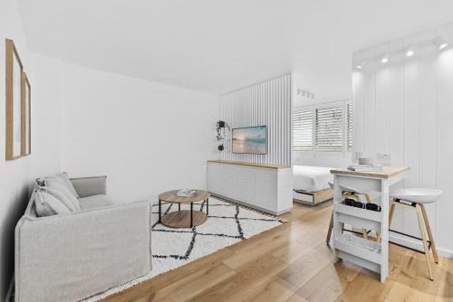 Bondi Junction Apartment | Studio4 Bondi Chic Interiors with Rooftop Pool
