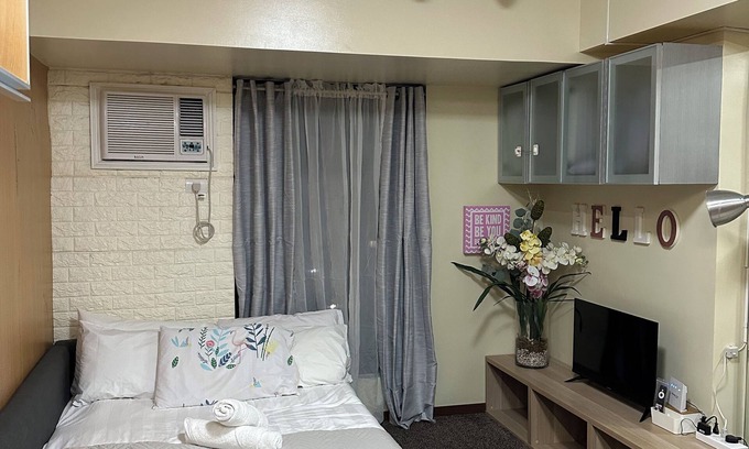 Silang Junction South Condo | StudioCo - Tagaytay Staycation with AC, WiFi & Netflix access accessible