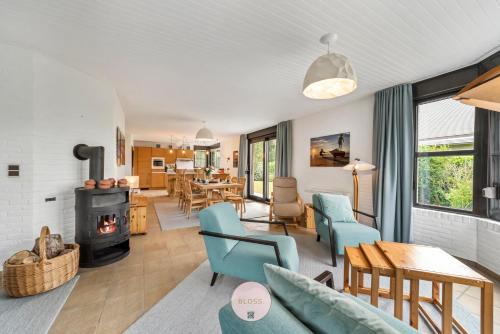 Witte Burg Villa | Stuifduinenhuis by BLOSS, villa aan de duinen met grote tuin