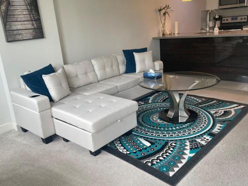 Calgary Chinatown Apartment | Stunning 1 bedroom condo in Calgary with riverview