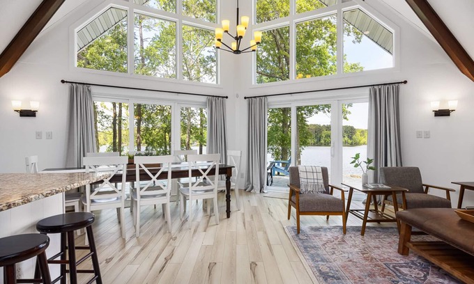 Henderson House | Stunning 180° Lake Views, Kerr Lake Retreat