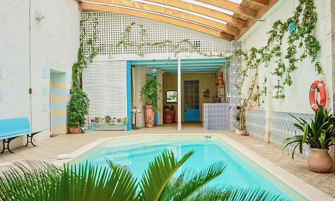 Port-Sainte-Foy-et-Ponchapt House | Stunning 18th century vacation home with unique views of the picturesque Dordogne River.