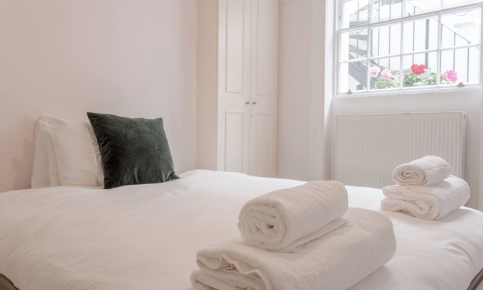 Camden Town Apartment | Stunning 1BD Basement Flat with Garden, Camden