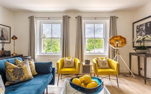 Hampton Wick Apartment | Stunning 1BR Riverside View Apartment