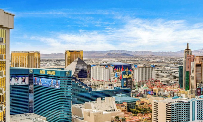 Las Vegas Apartment | Stunning 1BR Strip VIews w Balcony 17701