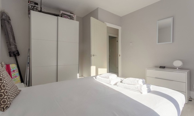 Cannon Hill Apartment | Stunning 2-Bed Apartment in Morden
