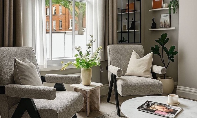 South Kensington Apartment | Stunning 2 bed townhouse in Chelsea on ground floor/private entrance