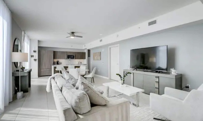 Survey Creek House | Stunning 2 bedroom townhouse - STEPS to the beach!