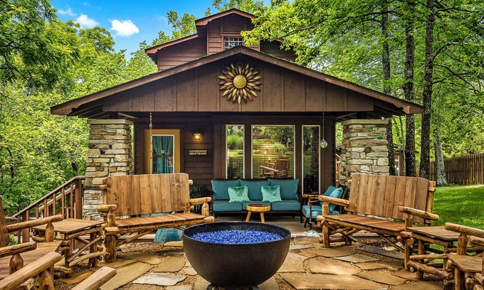 Eureka Springs Historic District Cabin | Stunning 2 Bedroom Cabin In The Woods, Covered Porch, Jacuzzi, Kitchen & Hot Tub