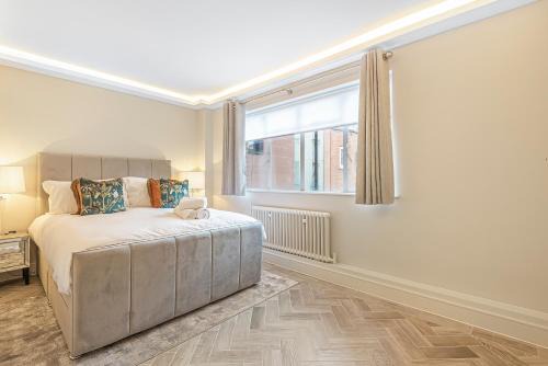 Knightsbridge Apartment | Stunning 2 Bedroom Apartment with Private Balcony and AC