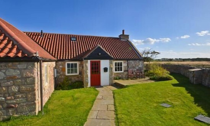Beadnell Cottage | Stunning 2 bedroom barn conversion near the beach with views of open countryside