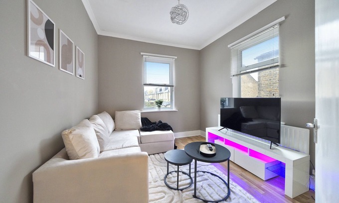 Walpole Apartment | Stunning 2-Bedroom, Located In West London