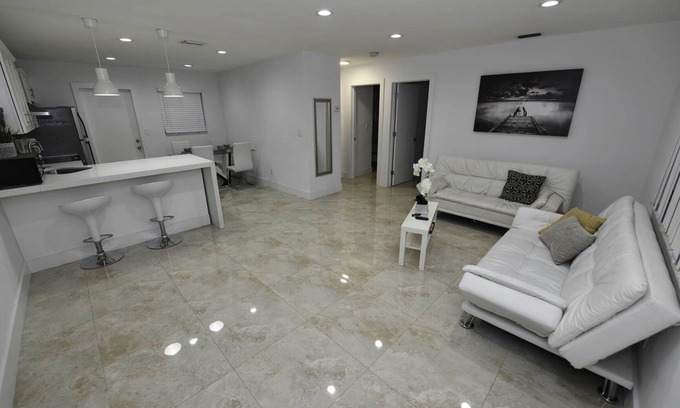 Hollywood House | Stunning 2 BR apt Near Hard Rock, Casino & Beach