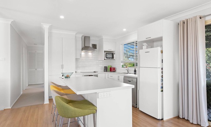Mallabula House | Stunning 2 storey pet friendly home with reserve views