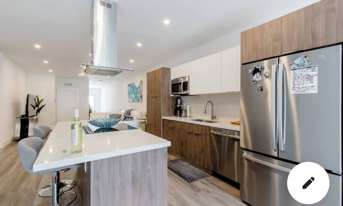 Central Fort Lauderdale House | Stunning 2021 modern home of an artist 2 miles from beach. Sleeps 6