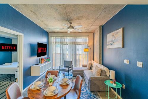 Evans Churchill Apartment | Stunning 2BD - Central DT- Gym, Pool, Parking Sleep8