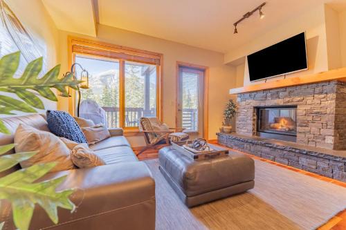 Canmore Apartment | Stunning 2bd hot tub walking distance to downtown
