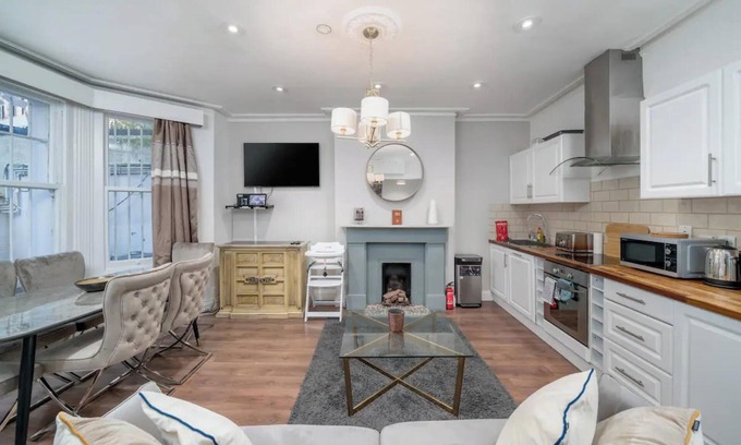 West Kensington Apartment | Stunning 2bed 2bath apt in Earl's Court sleeps six