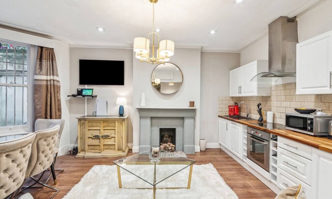 Earl's Court Apartment | Stunning 2bed 2bath Apt in Earls Court sleeps SIX