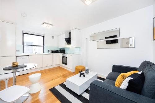 Soho Apartment | Stunning 2Bed in Soho,Steps from Piccadilly Circus