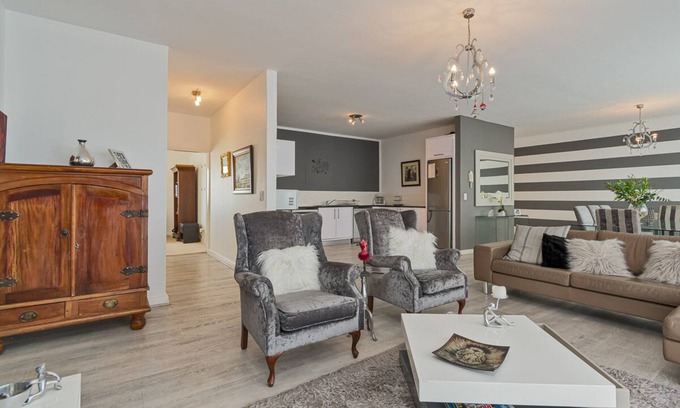 Century City Apartment | Stunning 3 bed 3 bath swimming pool and gym, 200sqm apartment