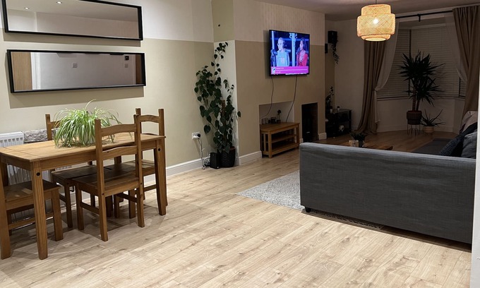 Birmingham House | Stunning 3-Bed House and Private Garden in BHAM