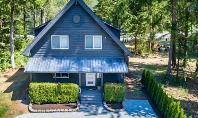 Gold Bar Cabin | Stunning 3 bed Skykomish Riverfront Cabin with breathtaking views