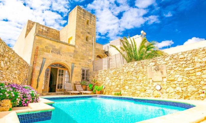 Ggantija House | Stunning 3 bedroom Farmhouse with pool