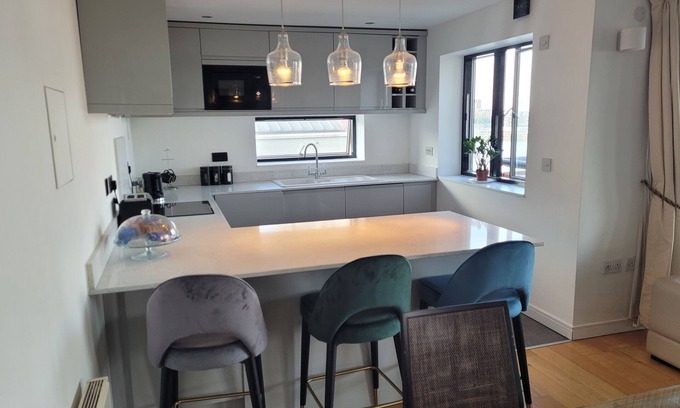 Peninsula Apartment | Stunning 3 Double Bedroom Apt in Greenwich 8 min walk to O2 River views