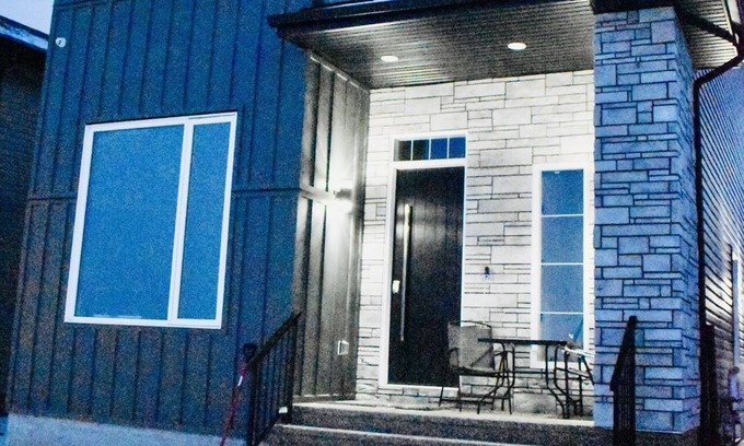 Northeast Edmonton House | Stunning 3BR Luxury Hme/3full bath/2kingbeds/WiFi