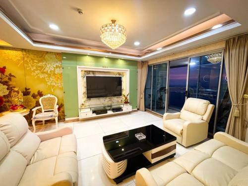 Ermita Apartment | Stunning 3BR with Sunset View near Dolomite Beach