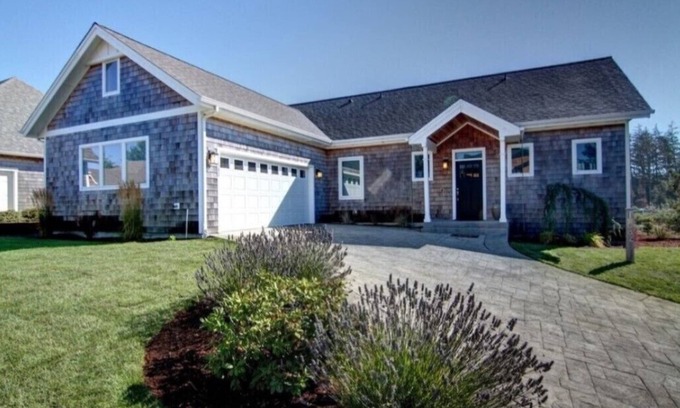 Manzanita House | Stunning 4 bed 3 Bath New Home walkable 3/4 mile to Beach & 1/2 mile to Town!