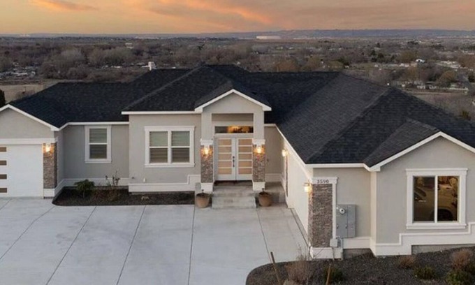 Benton County House | Stunning 4-bedroom house with views in West Richland with WiFi, fitness room, AC