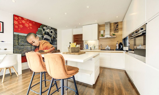 Snaresbrook House | Stunning 4 Bedroom House - Hot tub+Gym - Sleeps upto 8 -Escape London, in London