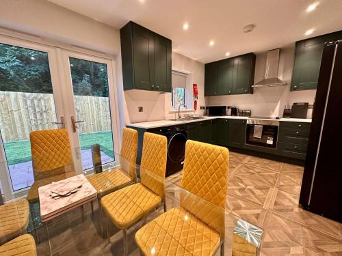 Telford House | Stunning 4 Bedroom, Sleeps 9, Centre Of Telford