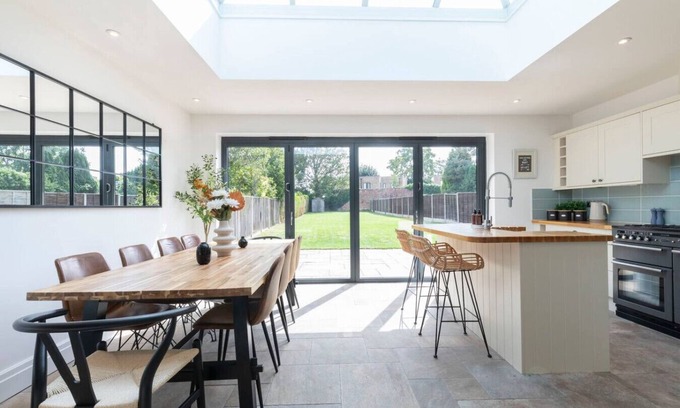 Gloucester House | Stunning 5 Bed Detached Home in Gloucester