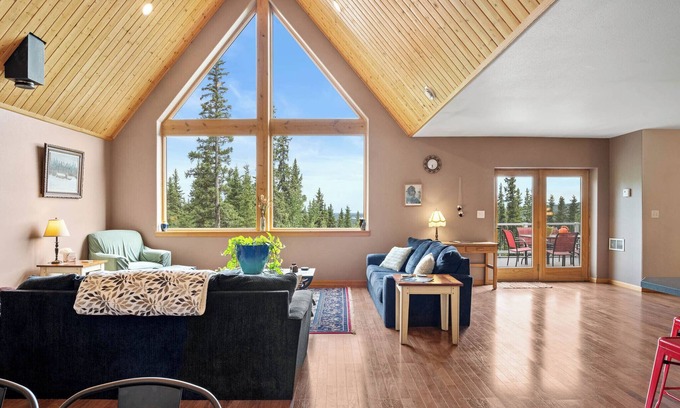 Fairbanks House | 🦊Stunning 5 bedroom view home at Fox Den