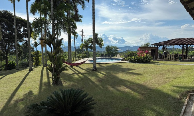 Pereira Villa | Stunning 5 BR Villa with Mountain Views & WiFi in COMBIA-Pereira, CO