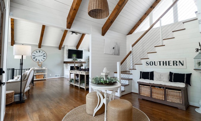 Cleveland Other | STUNNING 5 star luxury farmhouse, GA wine country with a new Pickleball Court!