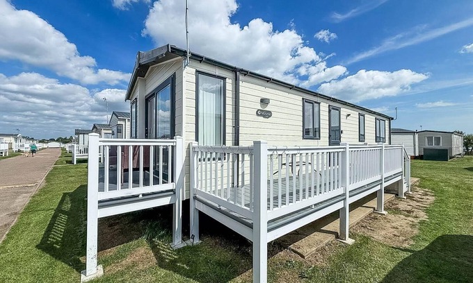 Pakefield House | Stunning 6 berth caravan, close to the beach in Suffolk ref 68067CR