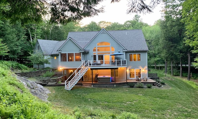 West Hartford House | Stunning 6 BR/4.5 BA with 7-person hot tub, pool table and EV charger