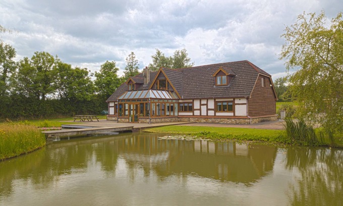 Jamestown House | Stunning 7 bedroom lakeside lodge in beautiful Shannon countryside - Roscommon