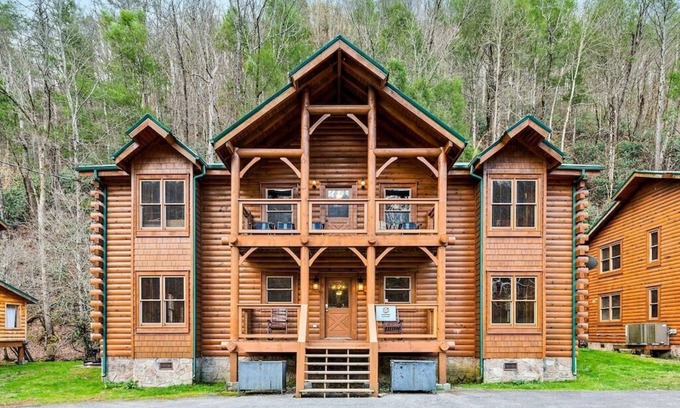 Gatlinburg - Pigeon Forge Cabin | Stunning 8 BDRM Lodge! -HOT TUB -FIRE PIT -GAME ROOM